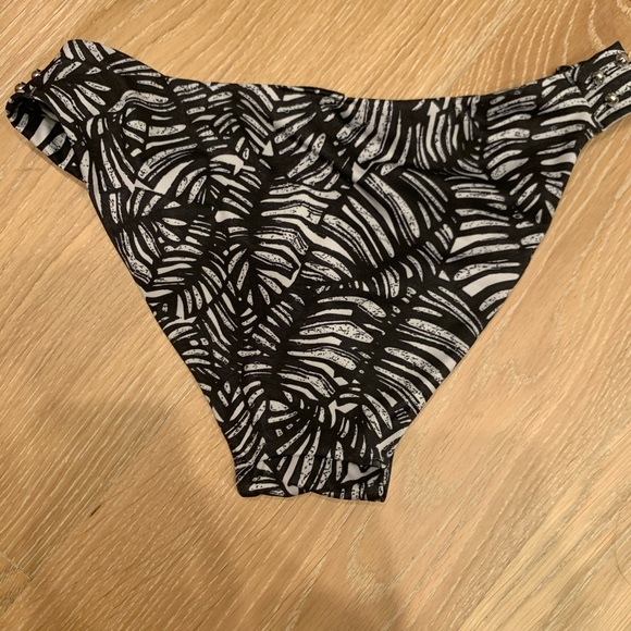 H & M bikini bottom - Picture 4 of 5